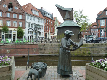 Stade - Fischfrau am Hafen