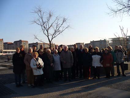 Gruppenfoto am Mahnmal