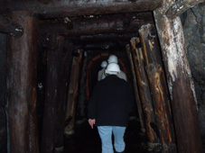 im Graben, hier mit Holzstützen